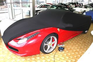 Schwarzes AD-Cover® Mikrokontur mit Spiegeltaschen für Ferrari 458 Italia