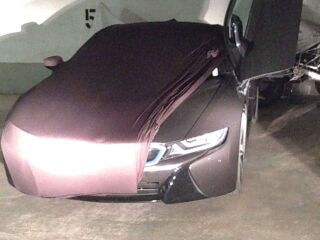 Schwarze Indoor Vollgarage mit Spiegeltaschen für BMW i8